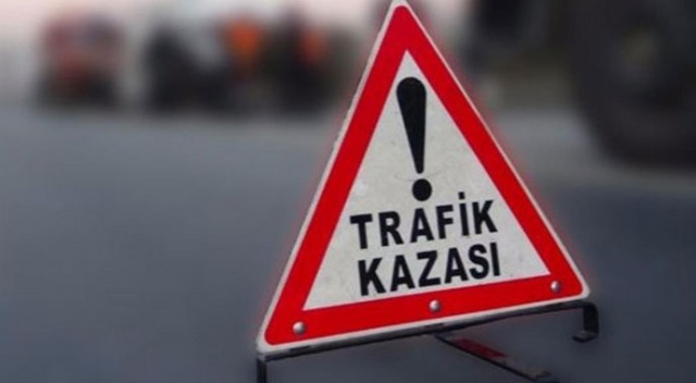 Bahçelievler&#039;de devrilen kamyonet trafiği aksattı