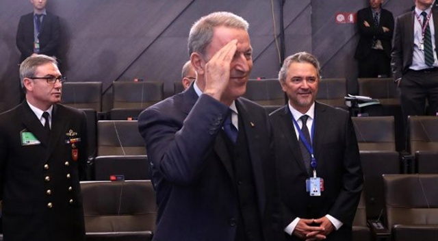 Bakan Akar, Barış Pınarı Harekatı'na tepki gösteren ülkelerin temsilcilerine NATO Karargahı'nda asker selamı verdi Bakan Akar, Barış Pınarı Harekatı'na tepki gösteren ülkelerin temsilcilerine NATO Karargahı'nda asker selamı verdi