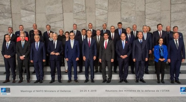 Bakan Akar, NATO Savunma Bakanları aile fotoğrafına katıldı Bakan Akar, NATO Savunma Bakanları aile fotoğrafına katıldı