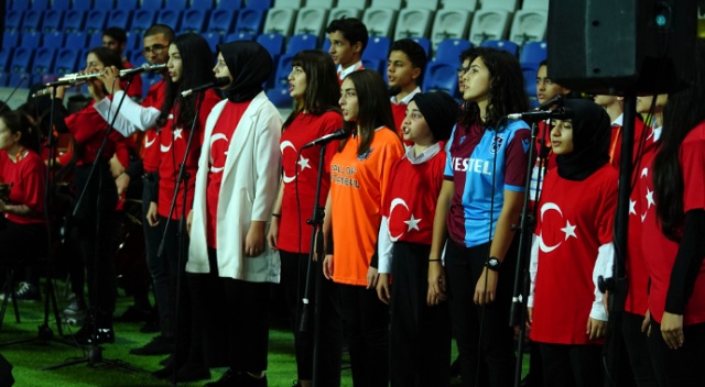 Başakşehir-Trabzonspor maçında İstiklal Marşı öğrencilerden Başakşehir-Trabzonspor maçında İstiklal Marşı öğrencilerden