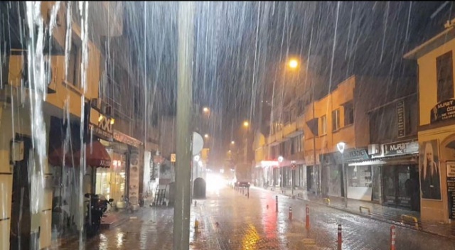 Beklenen yağmur şimşek ve fırtına ile geldi Beklenen yağmur şimşek ve fırtına ile geldi
