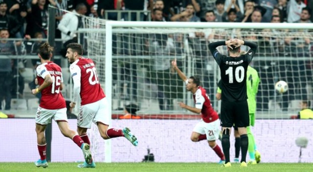 Beşiktaşlı taraftarlardan Oğuzhan Özyakup'a sert tepki Beşiktaşlı taraftarlardan Oğuzhan Özyakup'a sert tepki