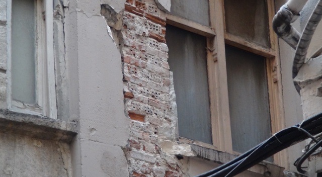 Beyoğlu'nda tarihi bina çökme riski nedeniyle boşaltıldı Beyoğlu'nda tarihi bina çökme riski nedeniyle boşaltıldı