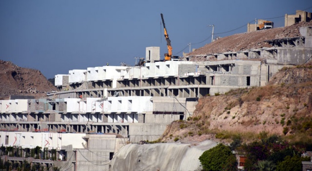 Bodrum'daki imara aykırı yapıların yıkımı sürüyor Bodrum'daki imara aykırı yapıların yıkımı sürüyor