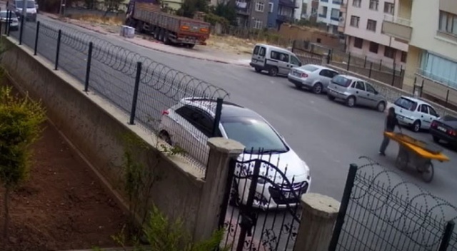 Bu hırsızlık yok artık dedirtti! Apartmanın demir kapısını söküp götürdü