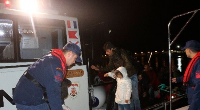 Çanakkale açıklarında 32 düzensiz göçmen kurtarıldı Çanakkale açıklarında 32 düzensiz göçmen kurtarıldı