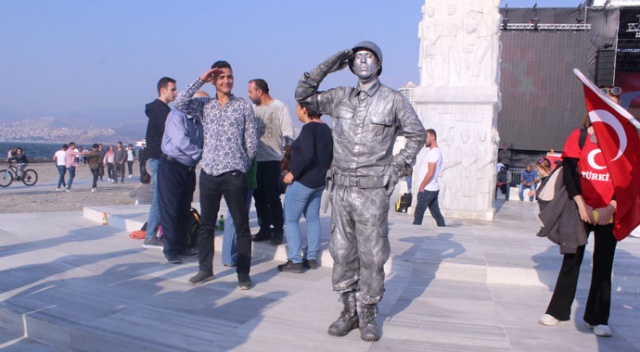 Canlı mı heykel mi şaşırdılar: Canlı heykel 22 saati geride bıraktı