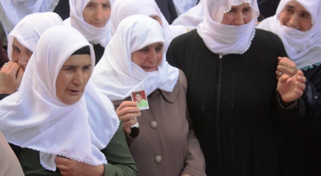 Çocuğu dağa kaçırılan Ağrılı anneden HDP önünde eylem yapan ailelere destek