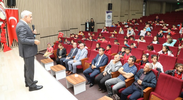 Çocuklar ilk kez sinemada çizgi film izlediler Çocuklar ilk kez sinemada çizgi film izlediler
