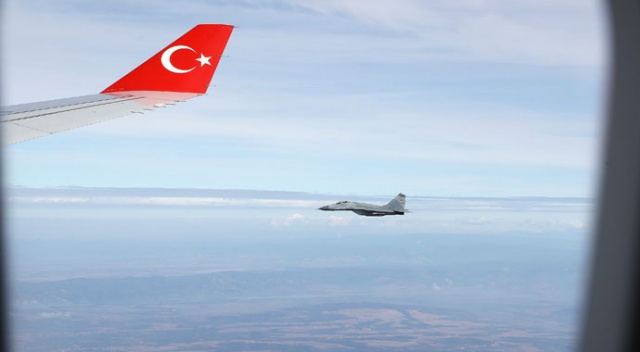 Cumhurbaşkanı Erdoğan’ın uçağına Sırbistan uçakları eşlik etti