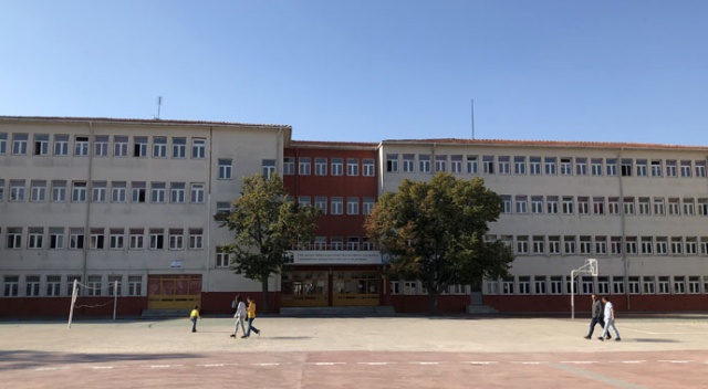 Depremde hasar gören 20 yıllık okul boşaltıldı Depremde hasar gören 20 yıllık okul boşaltıldı