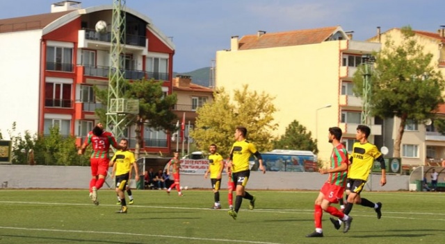 Dili nefes borusuna kaçan futbolcu ölümden döndü