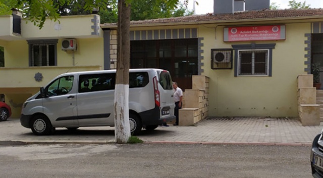 Direksiyon hakimiyeti kaybolan kamyonet devrildi: 1 ölü, 14 yaralı
