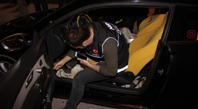 Durdurulan araçtaki radar takip cihazı polisi bile şaşkına çevirdi
