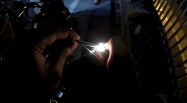 E-5 karayolunda motosikletli gencin trafikte attığı torpil otobüsün altında patladı E-5 karayolunda motosikletli gencin trafikte attığı torpil otobüsün altında patladı