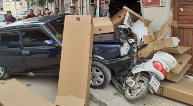 Ehliyetsiz sürücünün kullandığı otomobil iş yerine girdi Ehliyetsiz sürücünün kullandığı otomobil iş yerine girdi