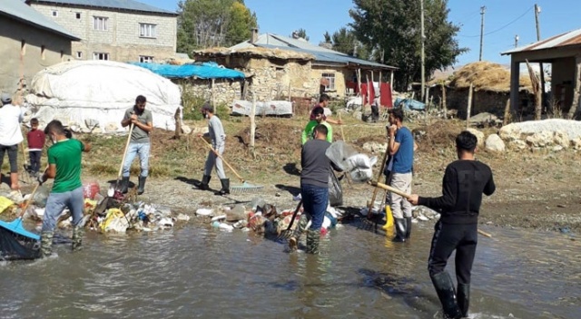 El ele veren gençler, köylerindeki çöpleri temizledi