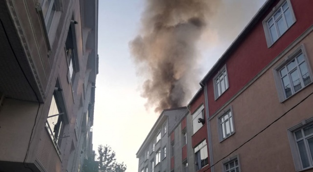 Esenyurt'ta binanın çatısı alev alev yandı Esenyurt'ta binanın çatısı alev alev yandı