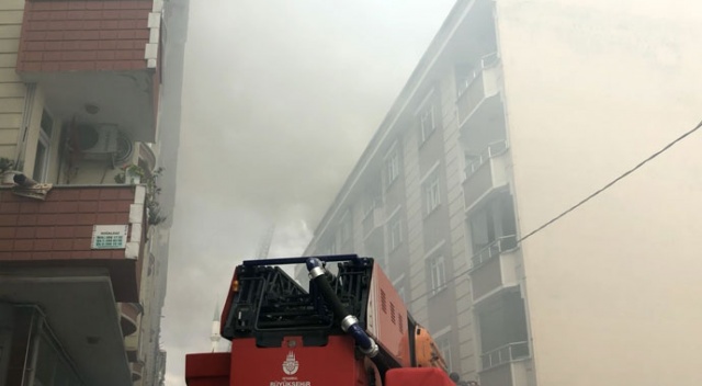 Esenyurt&#039;ta bir binanın çatı katında yangın çıktı