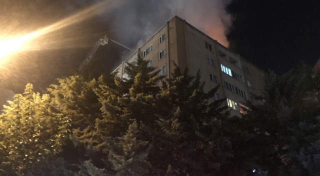 Esenyurt&#039;ta çatı yangını vatandaşı sokağa döktü