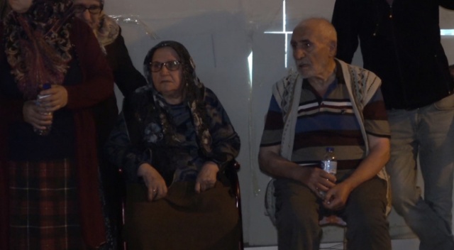 Evi yanan yaşlı çifti komşuları kurtardı Evi yanan yaşlı çifti komşuları kurtardı