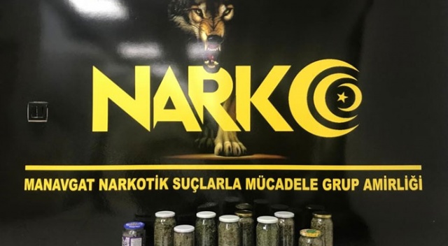 Evinden kavanoz dolusu uyuşturucu çıktı Evinden kavanoz dolusu uyuşturucu çıktı