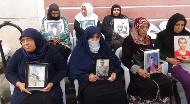 Evlat nöbeti 57. gününde... Yağışlı ve soğuk havaya aldırmadan direnişlerini sürdürüyorlar
