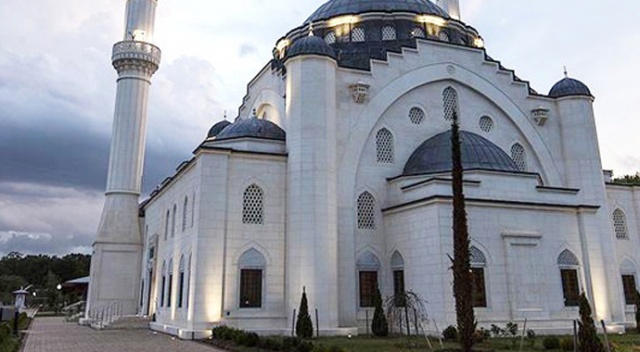 Fransa'da cami önünde silahlı saldırı: 2 yaralı Fransa'da cami önünde silahlı saldırı: 2 yaralı