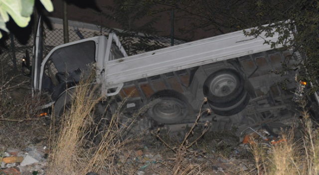 Freni boşalan kamyonetin çarptığı araç yaklaşık 50 metreden uçtu