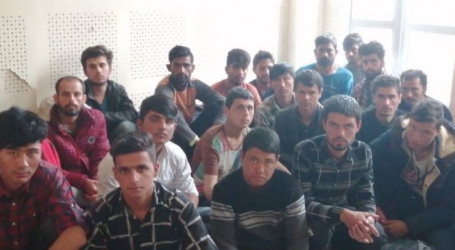 Gaziantep'te 30 kaçak göçmen yakalandı Gaziantep'te 30 kaçak göçmen yakalandı
