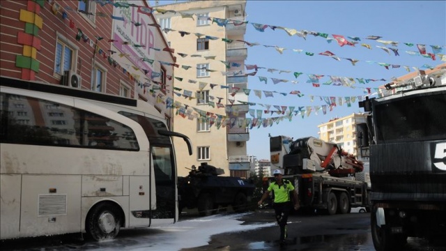 HDP'liler Diyarbakır annelerinin oturma eylemini engellemek istedi HDP'liler Diyarbakır annelerinin oturma eylemini engellemek istedi