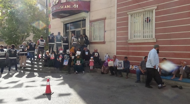 HDP önündeki ailelerin evlat nöbeti 35’inci gününde HDP önündeki ailelerin evlat nöbeti 35’inci gününde