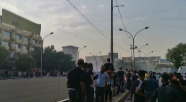 Irak Savunma Bakanlığı protestolar sebebiyle alarma geçti Irak Savunma Bakanlığı protestolar sebebiyle alarma geçti
