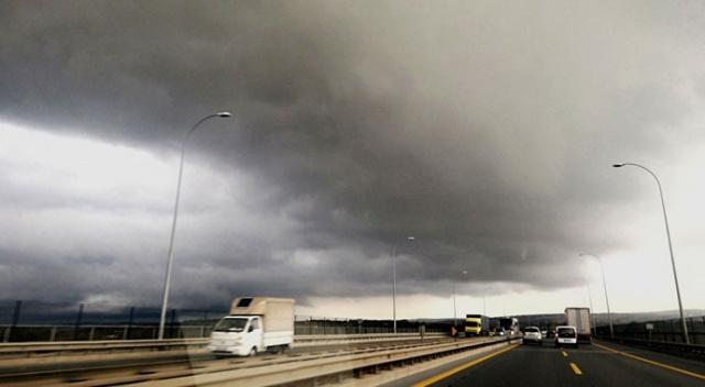 İstanbul'da bulutlar gündüzü geceye çevirdi İstanbul'da bulutlar gündüzü geceye çevirdi