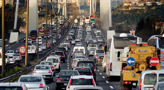 İstanbul'da yağmur trafiği felç etti İstanbul'da yağmur trafiği felç etti