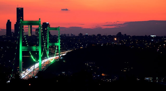 İstanbul 'serebral palsi' için yeşile büründü İstanbul 'serebral palsi' için yeşile büründü