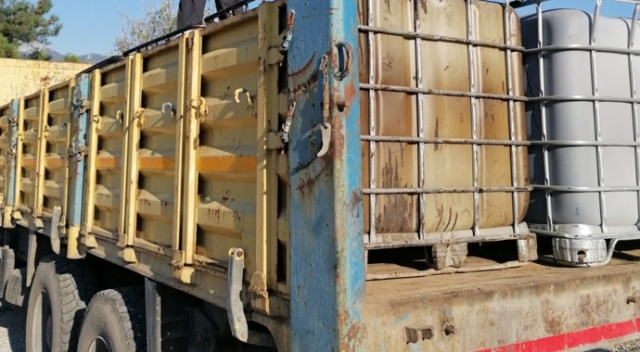İzmir'de 5 ton kaçak akaryakıta el konuldu İzmir'de 5 ton kaçak akaryakıta el konuldu