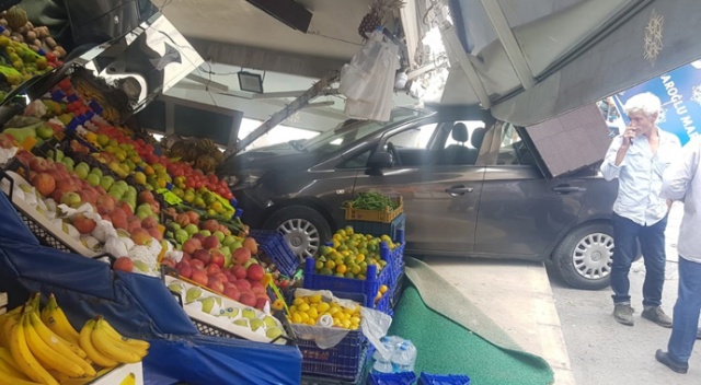 İzmir’de otomobil manav tezgahına daldı, faciadan dönüldü