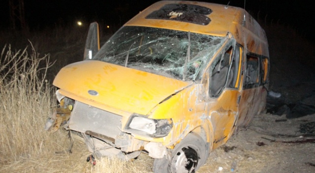 Kaçak göçmenleri taşıyan minibüs kaza yaptı: 1 ölü, 12 yaralı