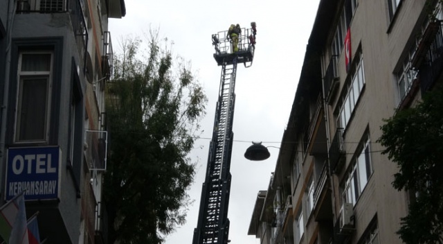 Kadıköy’de 5 katlı bina alev alev yandı