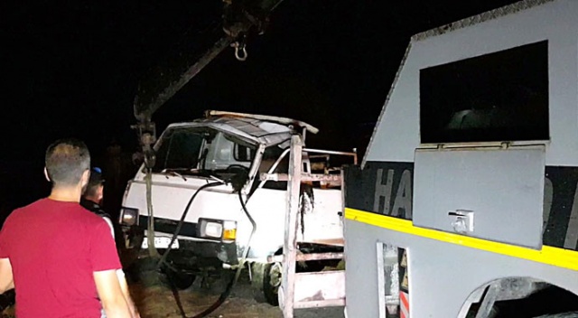 Kamyonet çaya uçtu, sürücü bulunamadı Kamyonet çaya uçtu, sürücü bulunamadı