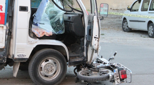 Kamyonetle çarpışan motosikletli 20 metre ileri fırladı