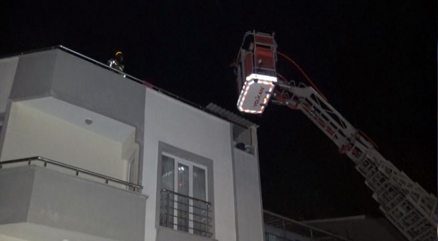 Kavga ettiği kardeşini içeri kilitleyip evi yakıp kaçtı