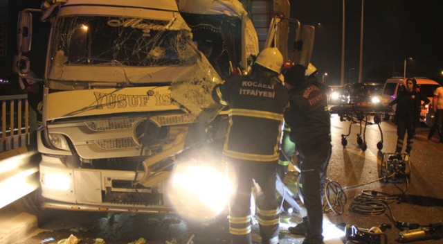 Kocaeli’de sebze yüklü kamyon tıra çarptı: 2 yaralı