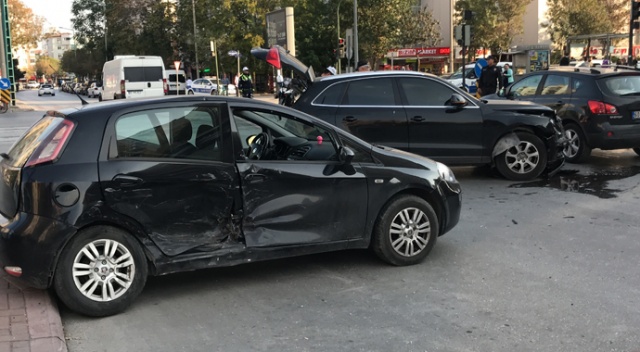 Konya'da iki otomobil çarpıştı: 3 yaralı Konya'da iki otomobil çarpıştı: 3 yaralı