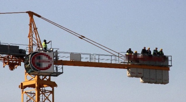 Kopan vincin demiri suratına çarptı Kopan vincin demiri suratına çarptı
