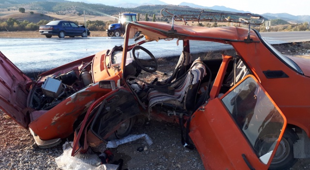 Kütahya'da trafik kazası: 1'i ağır 3 yaralı Kütahya'da trafik kazası: 1'i ağır 3 yaralı
