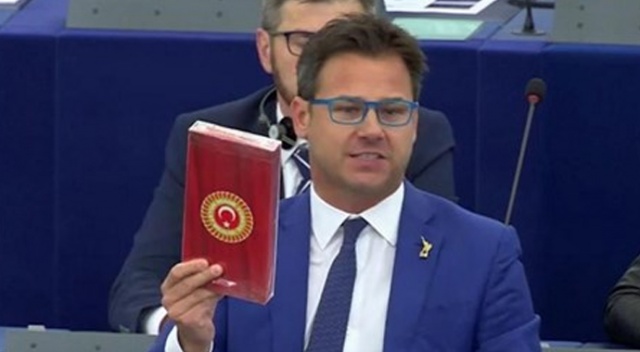 Lokum kutusunu fırlatan AP milletvekili cezalandırıldı Lokum kutusunu fırlatan AP milletvekili cezalandırıldı