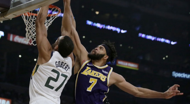 Los Angeles Lakers ilk galibiyetini aldı Los Angeles Lakers ilk galibiyetini aldı