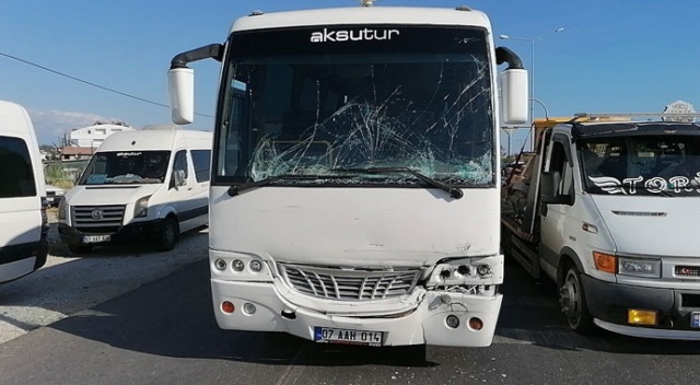 Manavgat’ta tur midibüsü tur otobüsüne arkadan çarptı : 6 yaralı Manavgat’ta tur midibüsü tur otobüsüne arkadan çarptı : 6 yaralı
